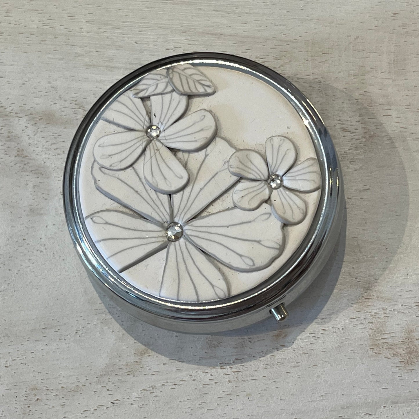 Pastillero de vitaminas de 60 mm con adornos de Swarovski “White Botanics” de Stephanie Fraselle - Diseño de joyería artesanal