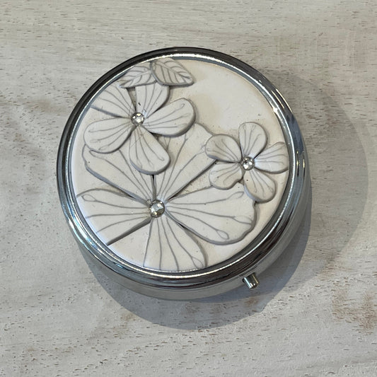 Pastillero de vitaminas de 60 mm con adornos de Swarovski “White Botanics” de Stephanie Fraselle - Diseño de joyería artesanal