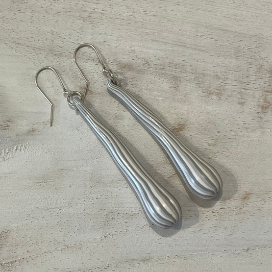 “White Botanics” PLATA DE LEY 925 - Pendientes de tuétano de rayas grises hechos a mano - por Stephanie Fraselle - Diseño de joyería artesanal