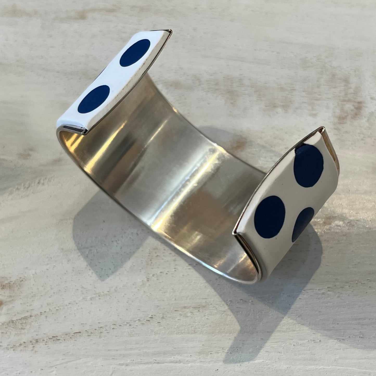 Armband „Polka Dot Weiß und Marineblau“ von Stephanie Fraselle – Kunstvolles Schmuckdesign