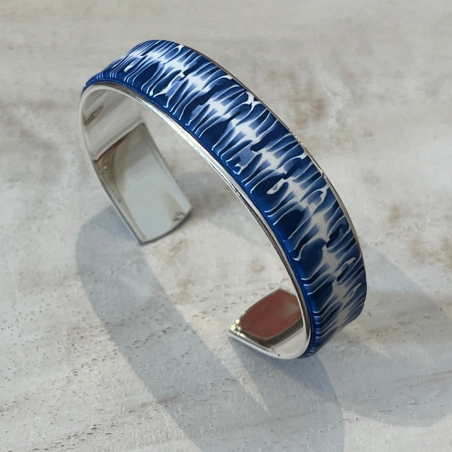 Brazalete «Minimalista gris se encuentra con blanco» de Stephanie Fraselle - Diseño de joyería artesanal