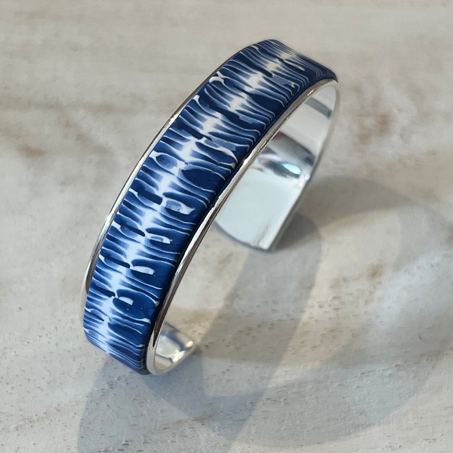 Brazalete «Minimalista gris se encuentra con blanco» de Stephanie Fraselle - Diseño de joyería artesanal