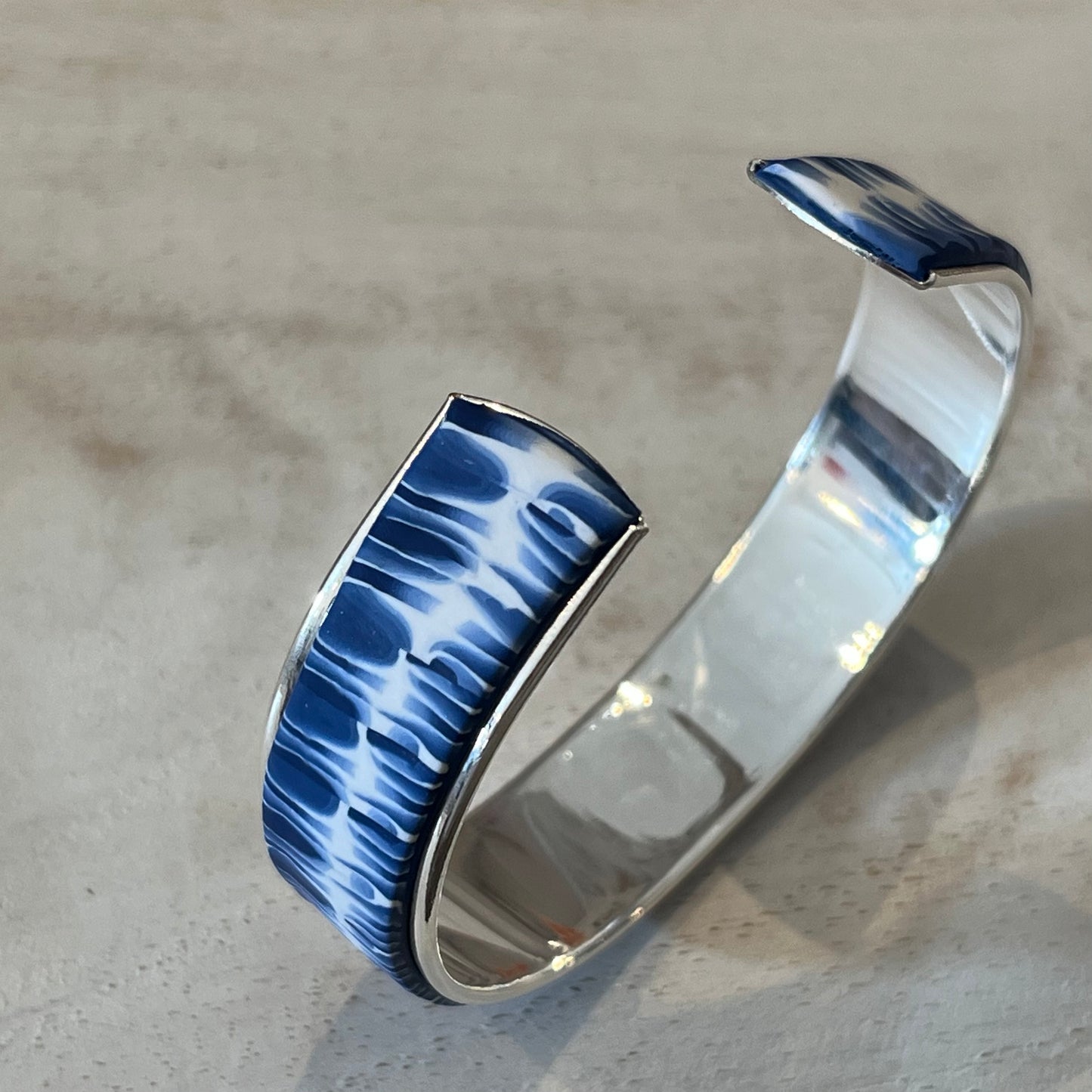 Brazalete «Minimalista gris se encuentra con blanco» de Stephanie Fraselle - Diseño de joyería artesanal