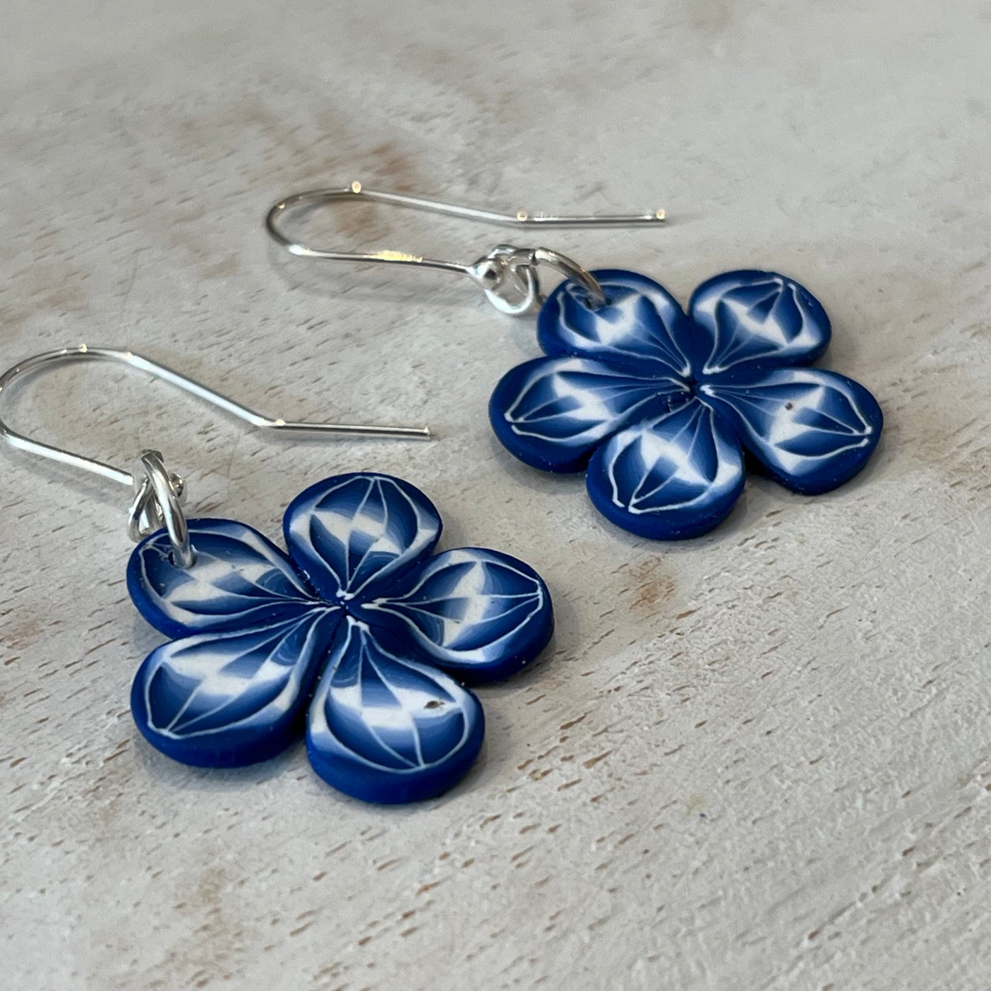 “Jardín encantado” PLATA DE LEY 925 - Pendientes colgantes con pétalos de flores hechos a mano - por Stephanie Fraselle - Diseño de joyería artesanal
