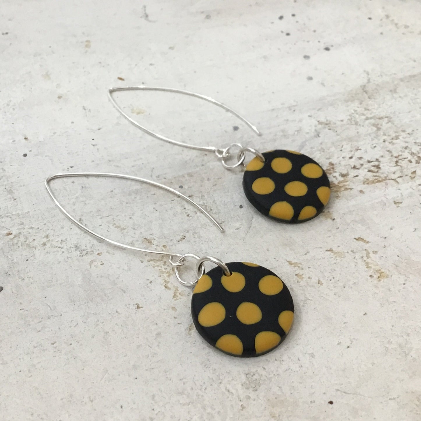 Pendientes colgantes con lunares en negro y mostaza de Stephanie Fraselle - Diseño de joyería artesanal