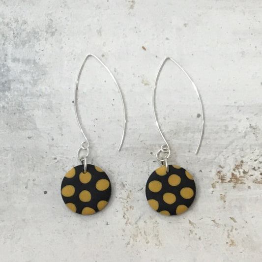 Pendientes colgantes con lunares en negro y mostaza de Stephanie Fraselle - Diseño de joyería artesanal